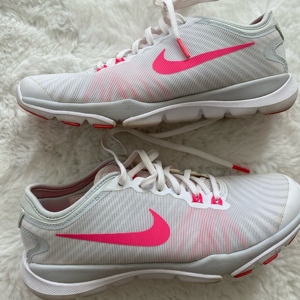 Nike Women’s Fitsole White | Pink sneaker tennis shoe